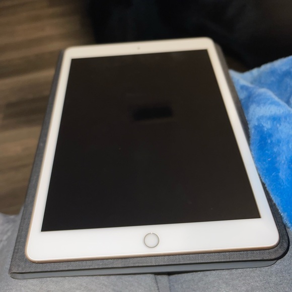 Apple IPad 7th gen 32gb